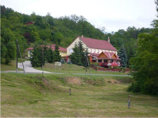 Fenyves Fogado Hotel Szurdokpüspöki Zewnętrze zdjęcie